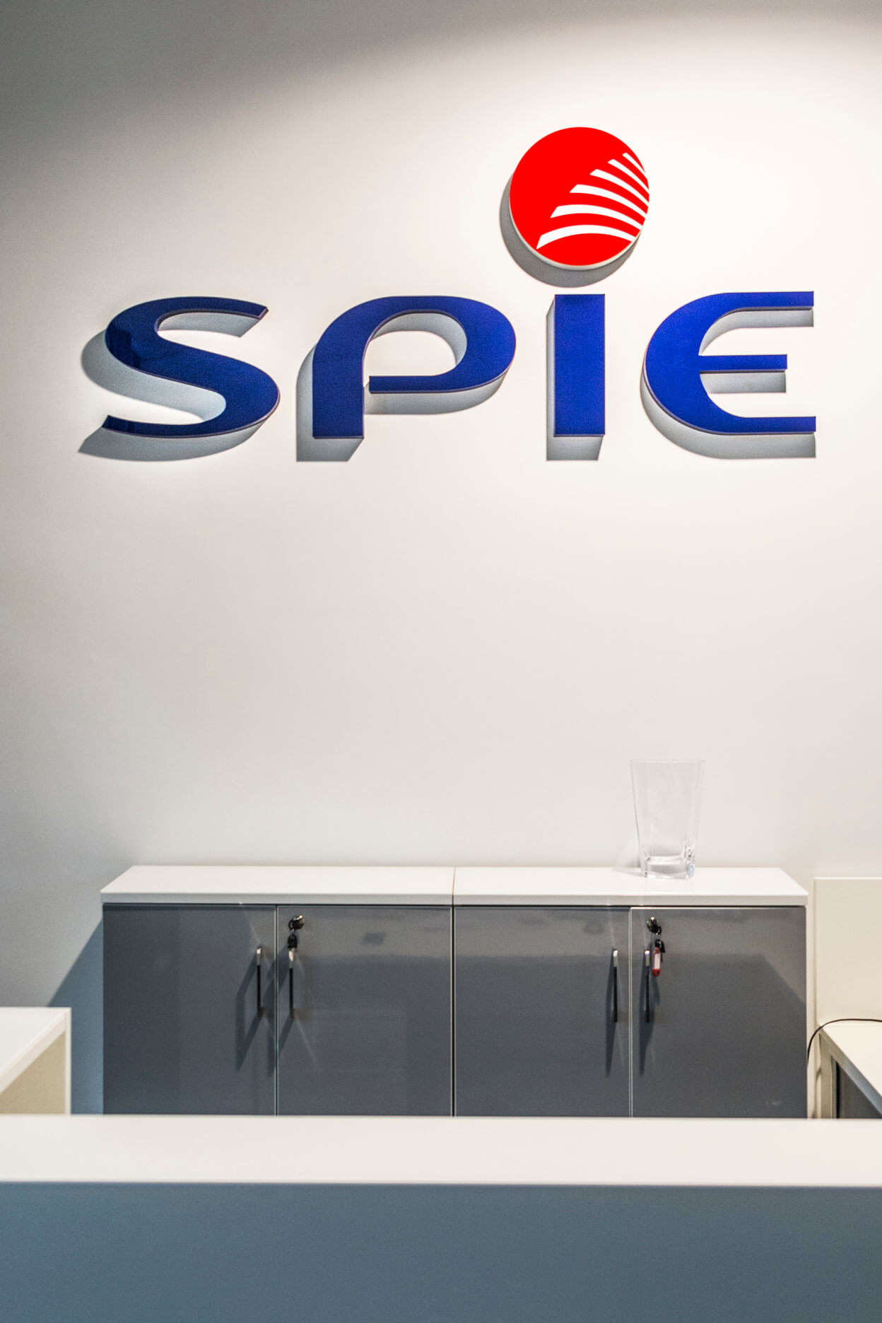 Spie - Spie - Logo und 3D-Buchstaben an der Wand im Inneren des Gebäudes