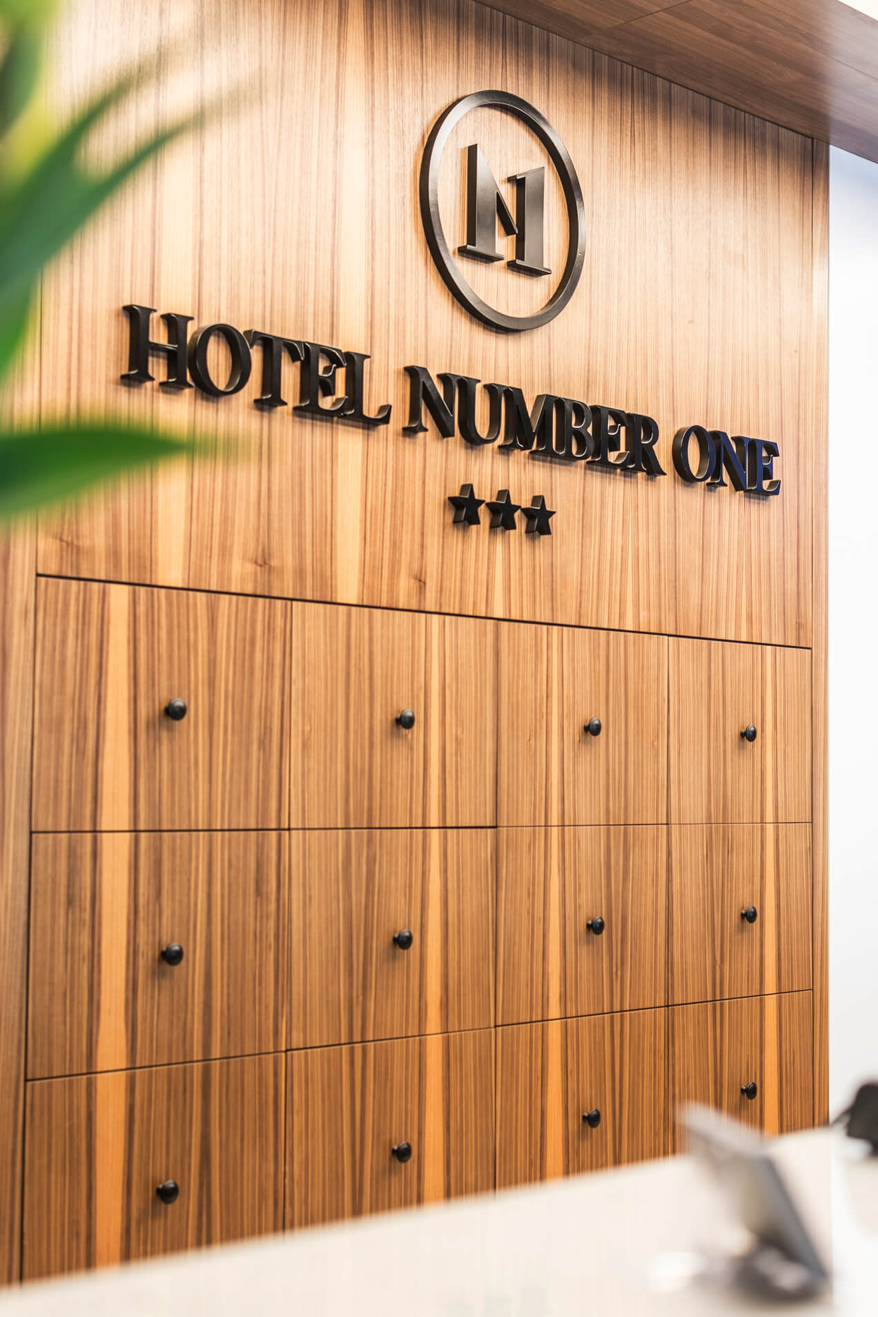 Hotel Number 1 - Hotel Number 1 - logo i litery przestrzenne malowane umieszczone w recepcji hotelu