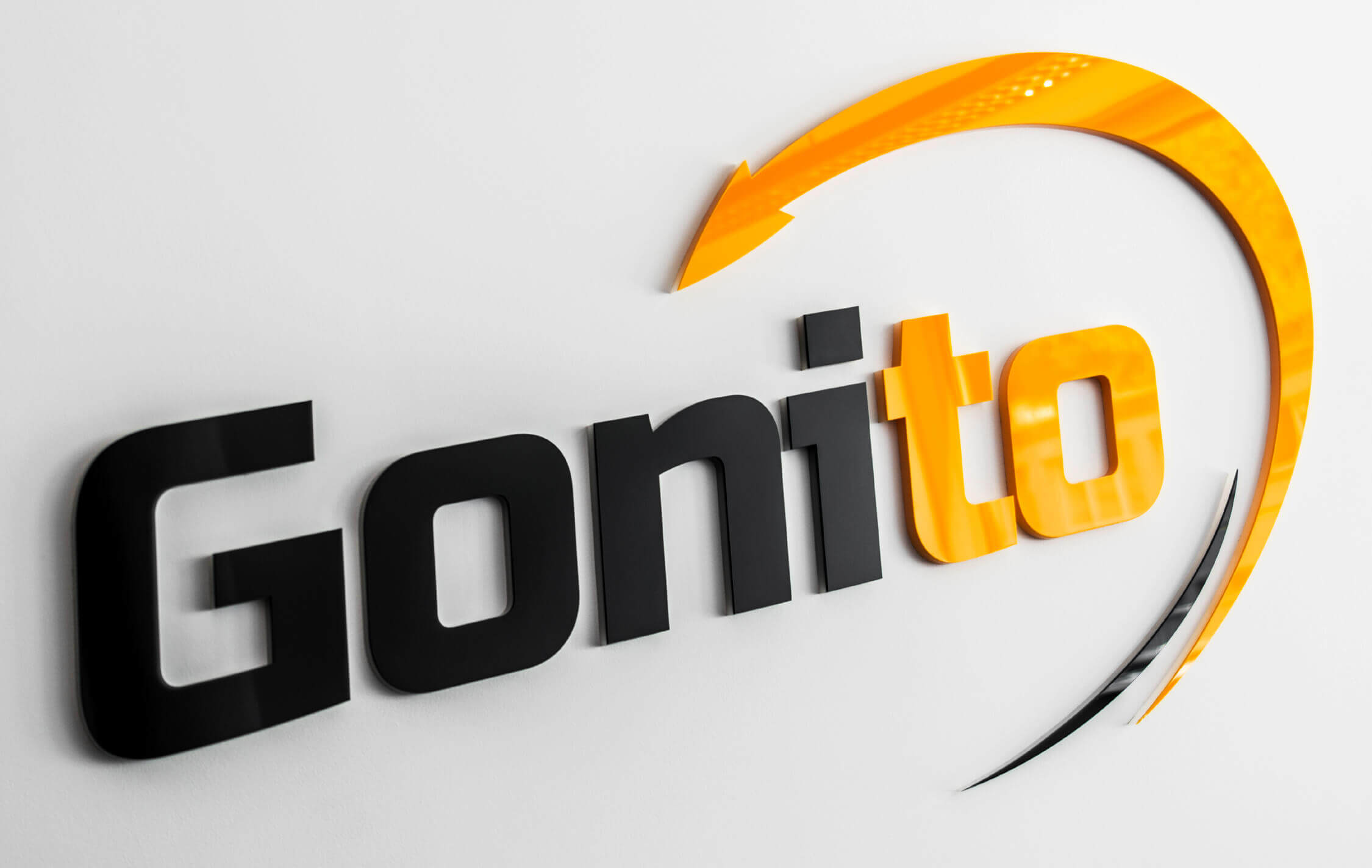 Gonito - Gonito - 3D-Raumbuchstaben aus Acryl, montiert mit einer Buchstabenschablone