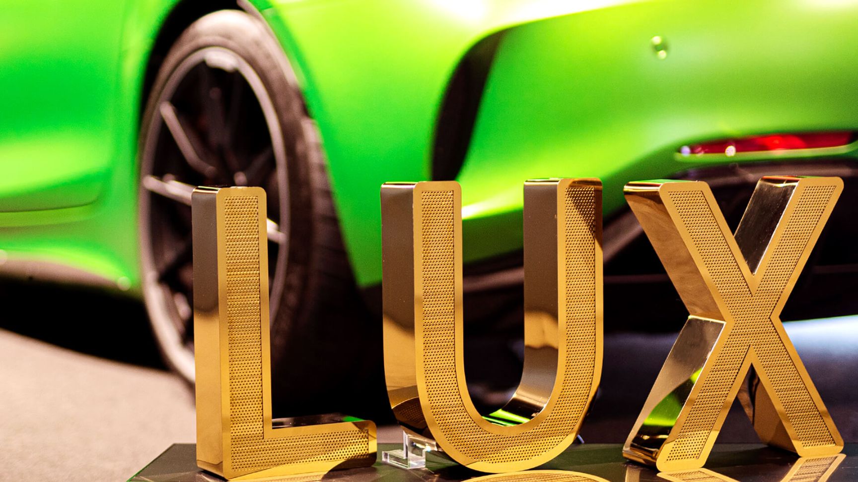 LUX geperforeerde roestvrijstalen letters - LUX-letters in goudglanzend geperforeerd roestvrij staal in Mercedes-showroom