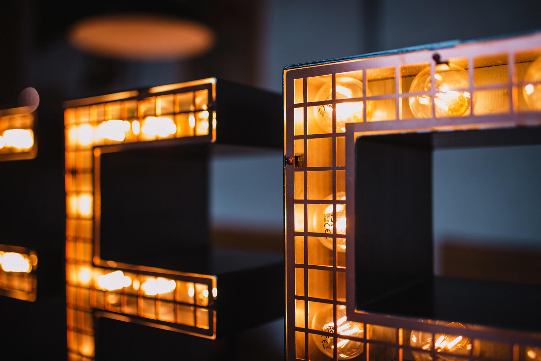 Kaffee - Kaffee - Briefe mit Glühbirnen auf einem Rahmen