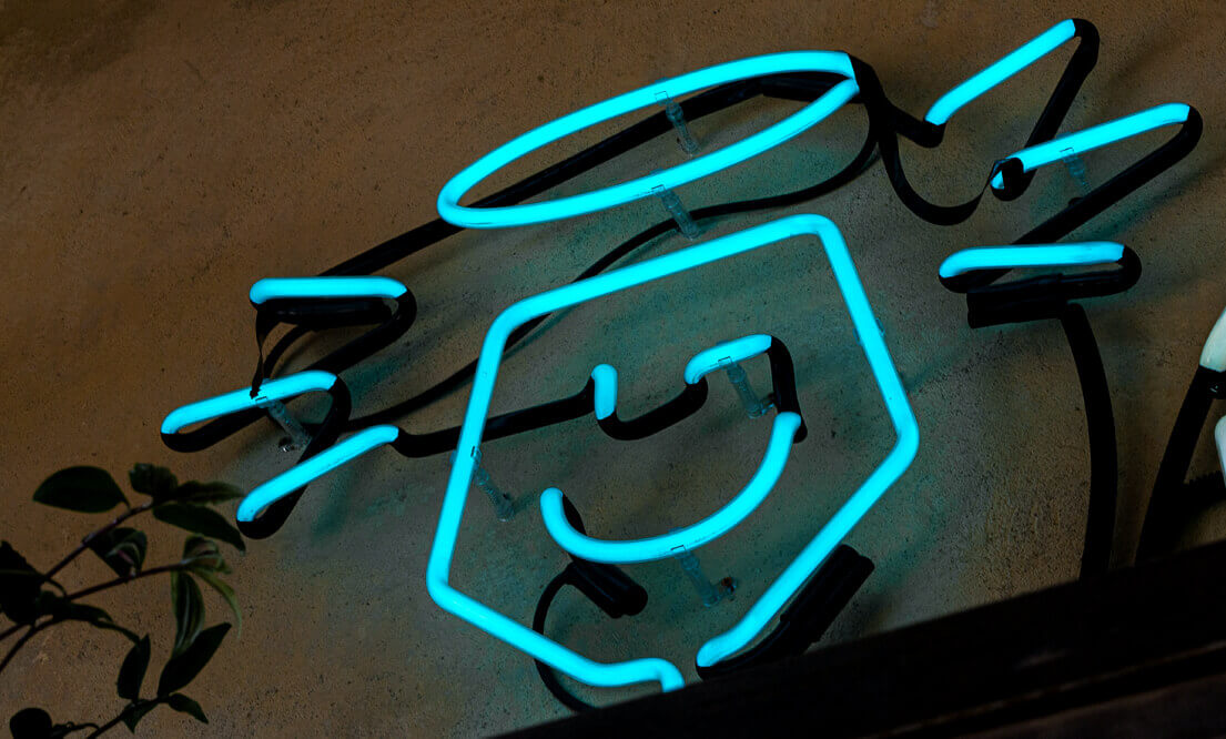 Colpa mia - Insegna al neon con logo 'My Fault' in colorazione bianco-blu.