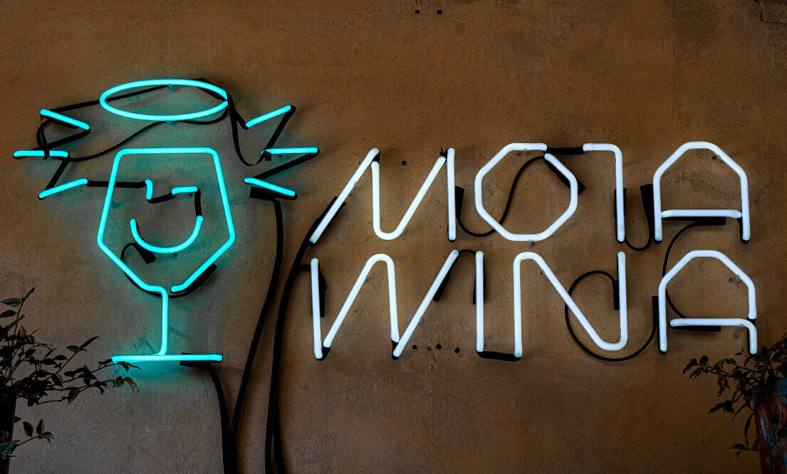 Mein Fehler - Neonschild mit dem Logo "Moja wina" in weiß-blauer Farbe.