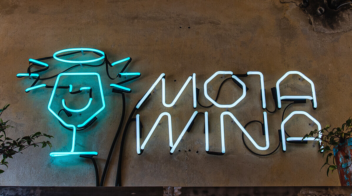 Mein Fehler - Neonschild mit dem Logo "Moja wina", in weiß-blauer Farbgebung.