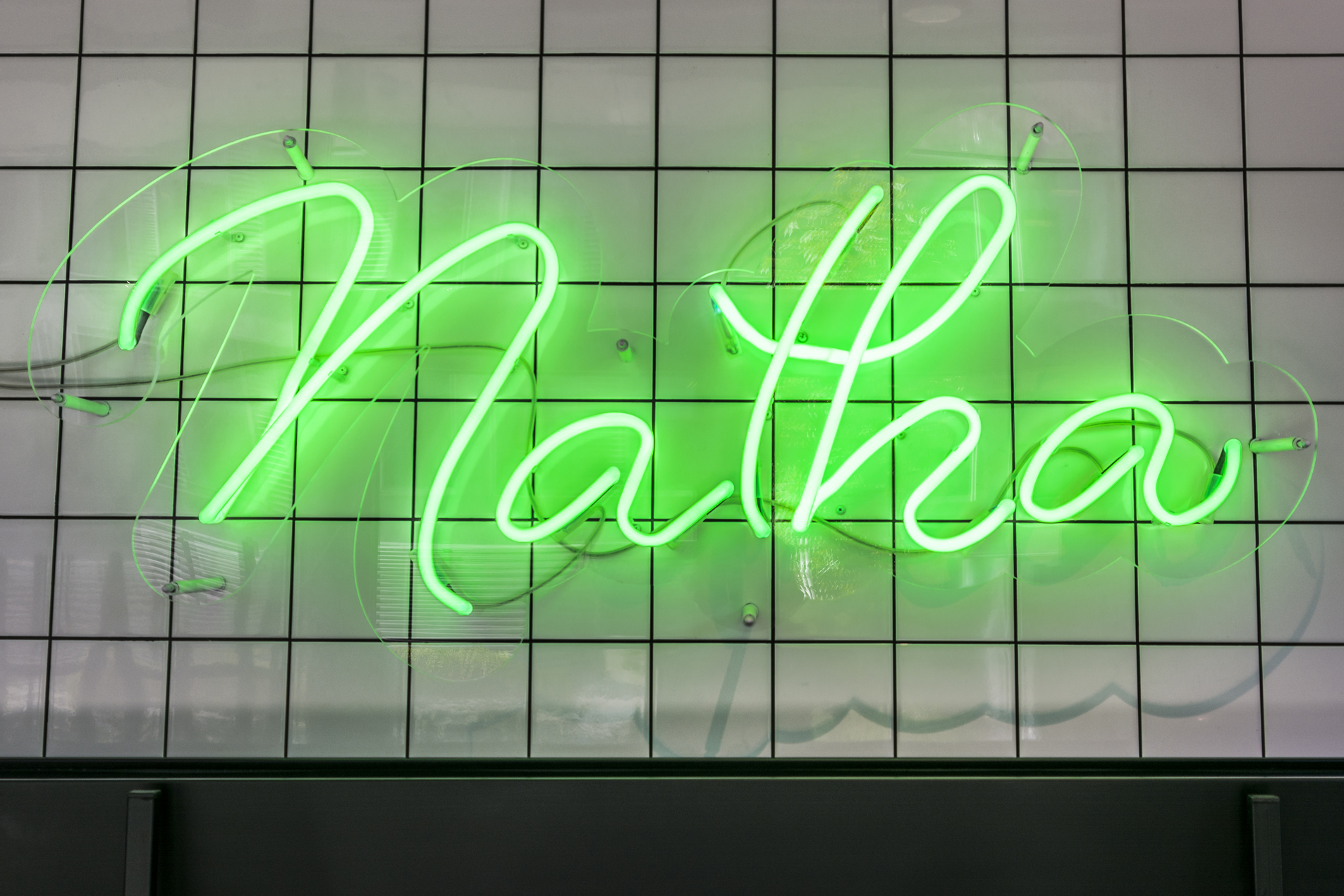 Natka - neon-natka-farbe-grün-neon-hinter-plexi-neon-interieur-restaurant-neon-an-der-wand-mit-cafe-neon-auf-dem-tisch-neon-im-restaurant-obc-gdansk