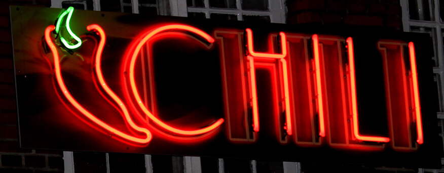 Chili - Chili - rote Leuchtreklame über dem Eingang