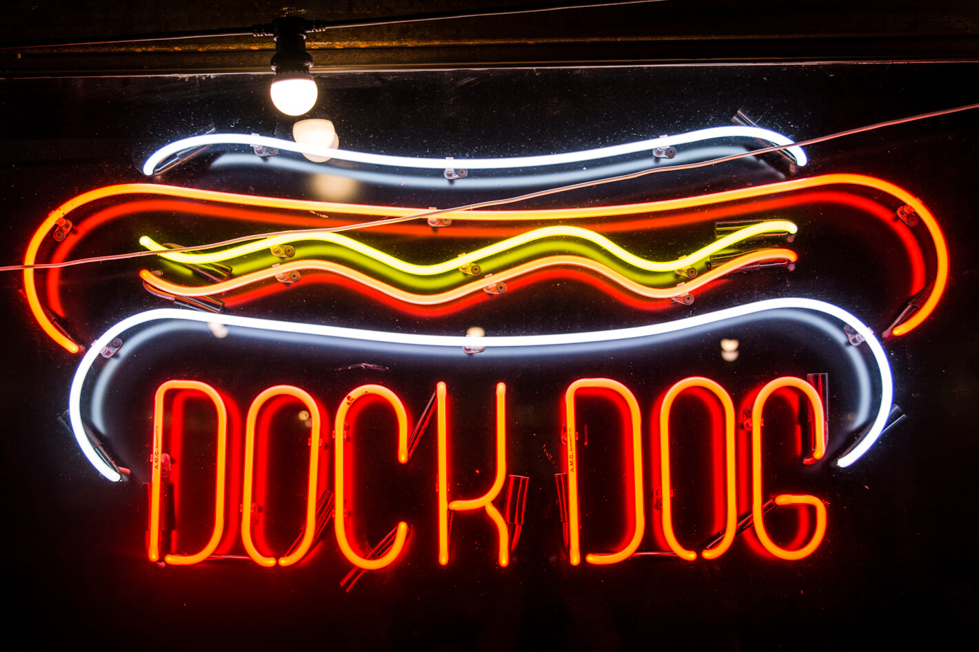Dock Dog - neon-dock-dog-hotdog-kanapka-fastfood-neon-wiszący-kolorowy-neon-za-szyba-neon-na-plexi-neon-w-restauracji-neon-na-szybie-neon-wewnatrz-gdansk-elektrykow-pub