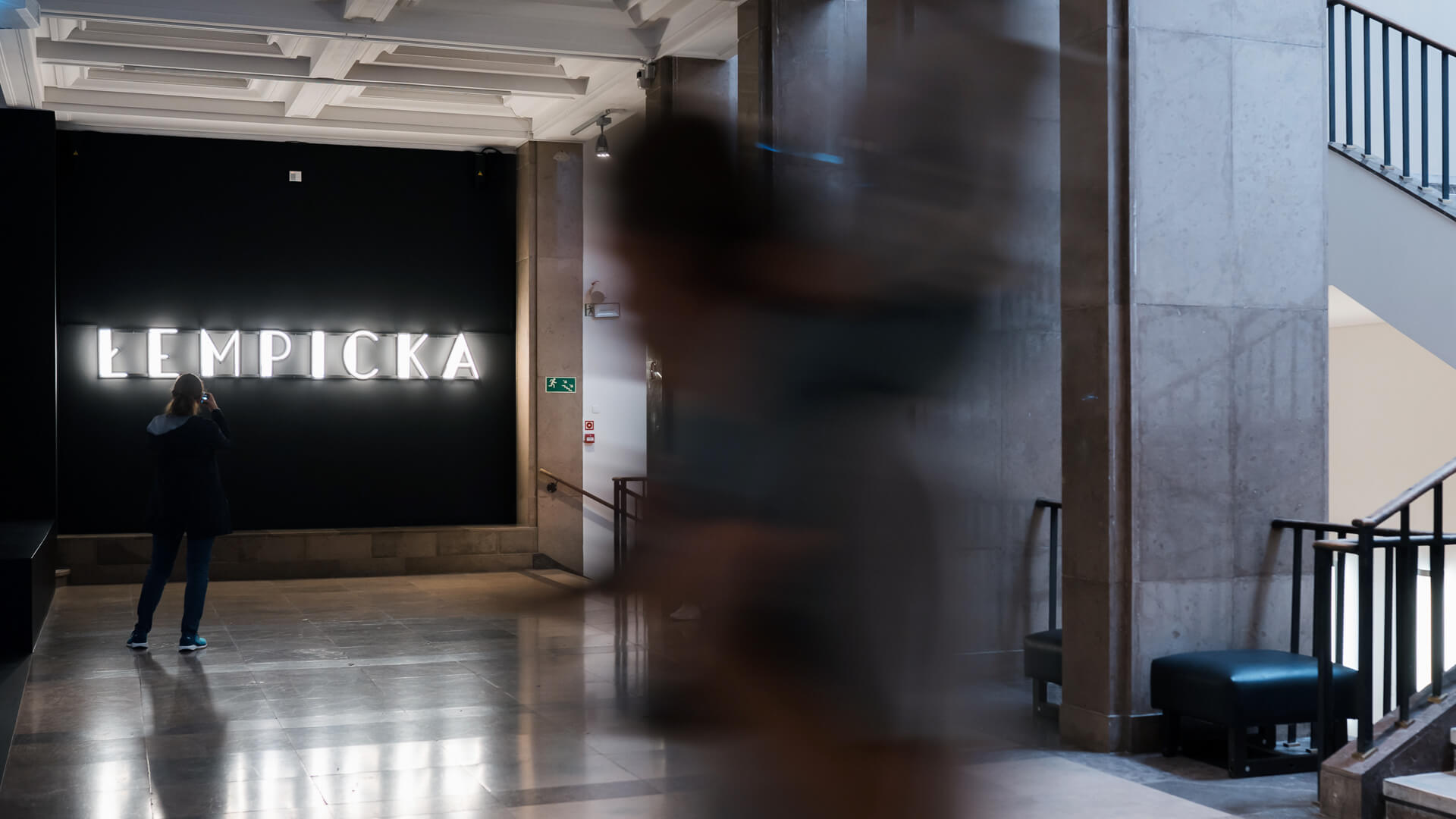 Tamara Lempicka neón - Exposición con letrero de neón en el museo de Cracovia
