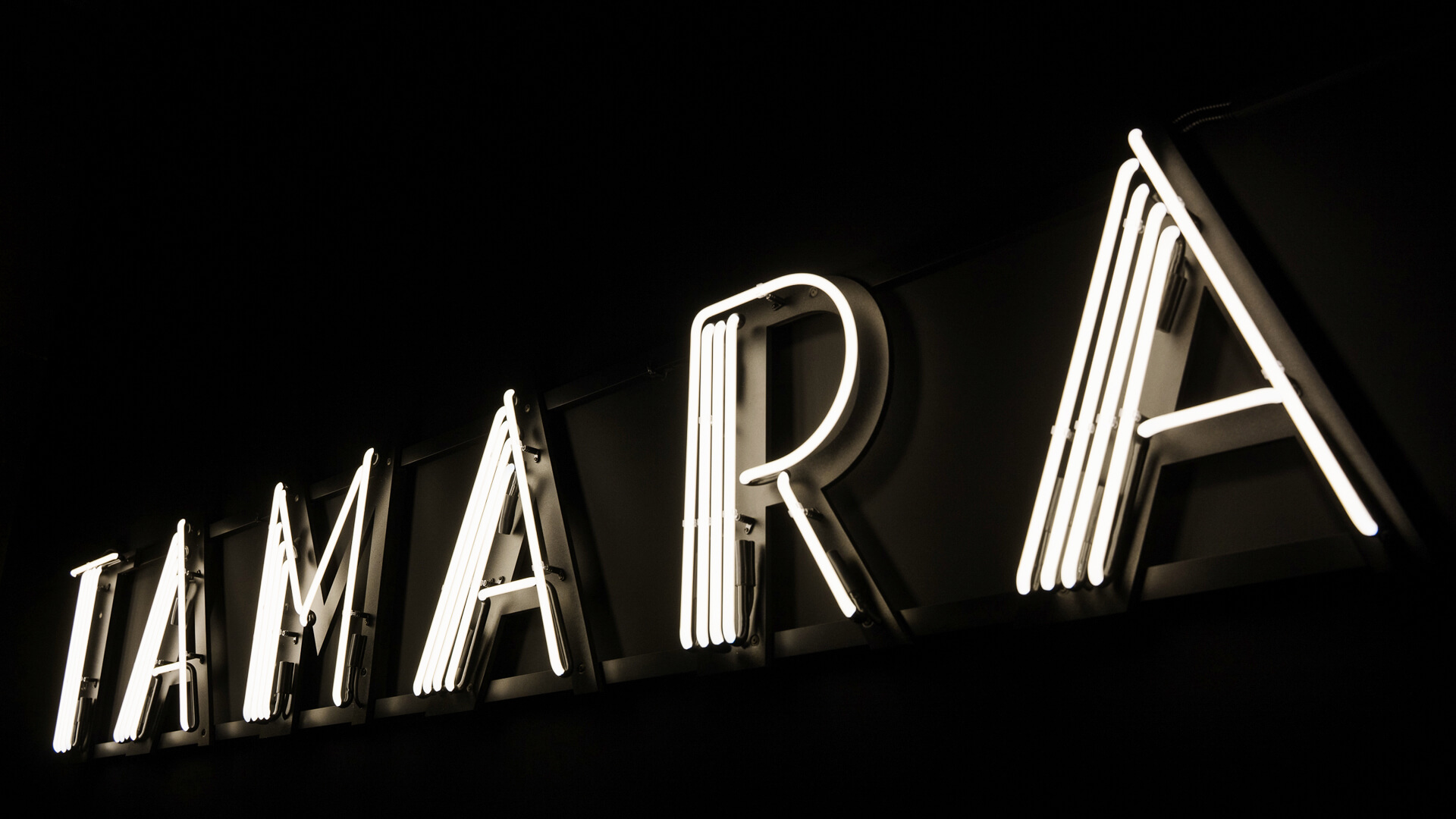 Neon Tamara Lempicka - Weiße neutrale Tamara-Leuchtschrift im Krakauer Museum