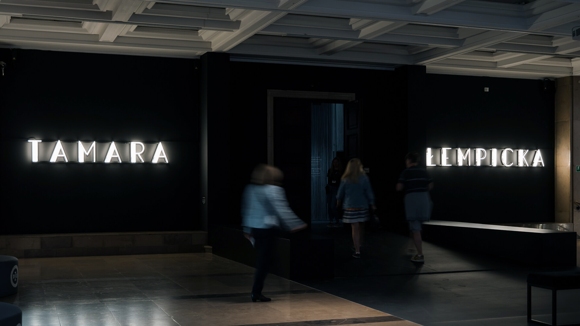 Neon Tamara Łempicka - Retro neon litery w kolorze białym