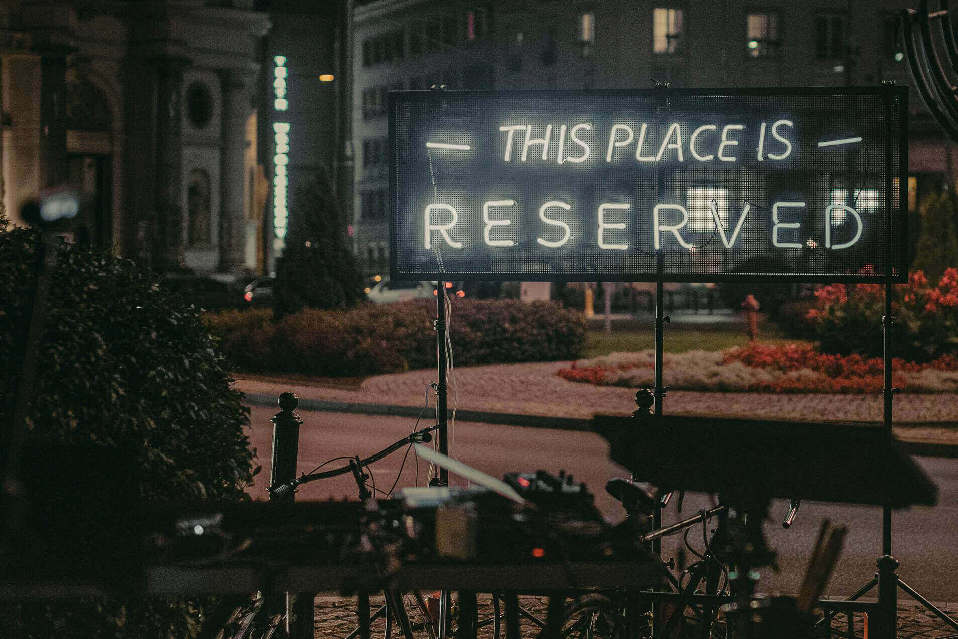 réservé - neon-on-a-grid-neon-on-a-grid-neon-on-advertising-producer-neonow-neon-on-order