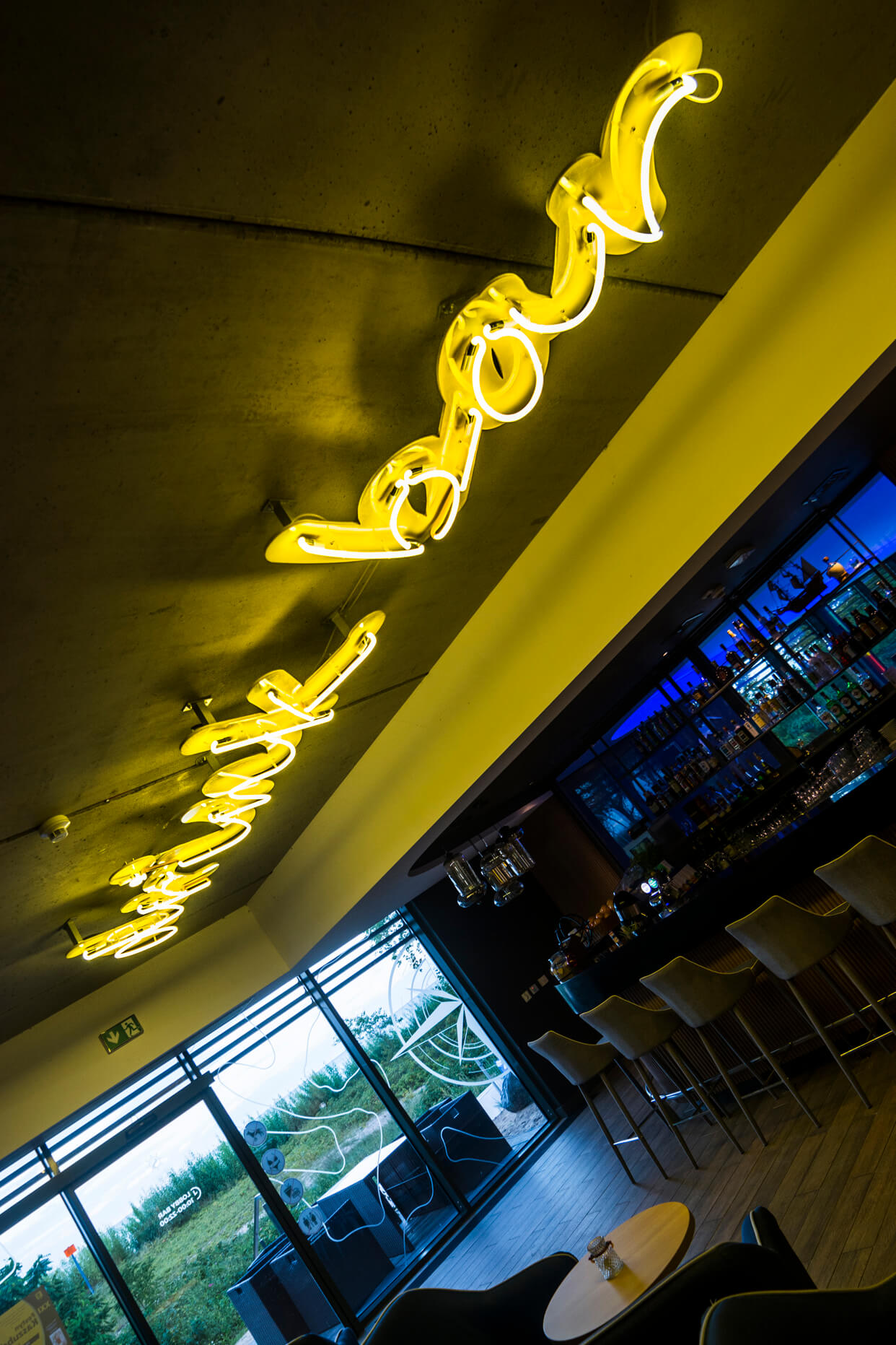 Drink Bar drinkbar - neon-drink-bar-zolty-neon-na-suficie-neon-mocowany-do-sufitu-neon-nad-głowami-neon-w-barze-na-suficie-neon-w-hotelu-neon-w-restauracji-hotelowej-neon-wewnatrz-hotelu-rewa