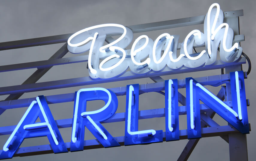 Marlin bianco - White Marlin - Un'insegna al neon posta su un telaio, in cima all'edificio