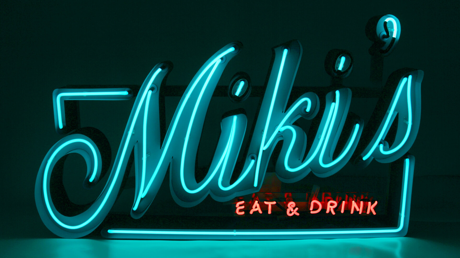 mikis-neon-inside-letter - neon-in-die-Wand-neon-in-die-Mitte-Buchstaben-mikis-neon