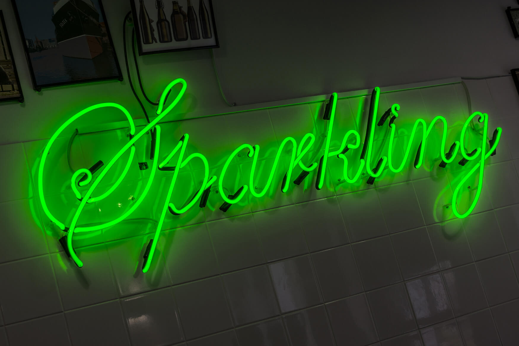 Sparkling - neon-sparkling-świecący-na-zielono-szkło-neonowe-neon-na-kafelkach-neon-na-scianie-neon-wewnatrz-restauracji-nowoczesny-litery-neonowe-napis-neonowy