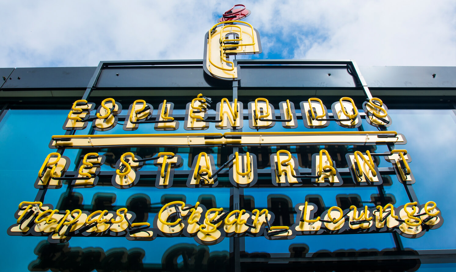 Esplendidos Restaurant Tapas Restaurant - neon-restaurant-esplendidos-tapas-restaurant-neon-coloured-neon-on-the-wall-restaurant-window-neon-high-neon-on-steel-neon-sublime-neon-signs-neon-lettering-neon-neon- letters-dynia-redłowo