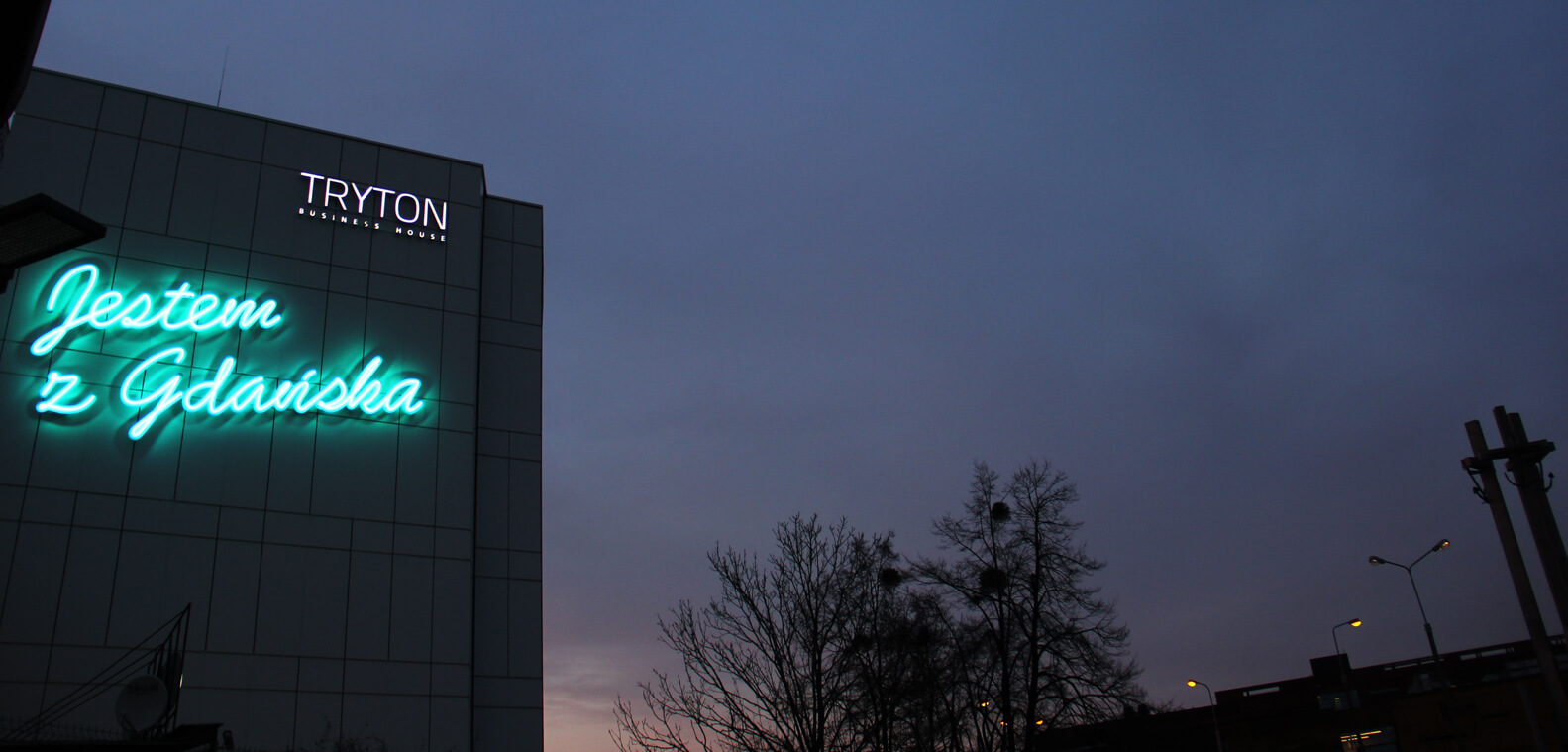 Triton - Tryton - Aufschrift "I am from Gdańsk" aus Neonschildern, an der Fassade angebracht