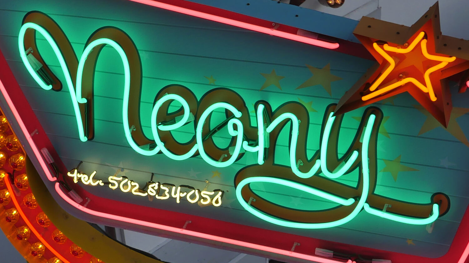 Los neones pretenden - neón-teléfono-número-neón-publicidad-carta-neón-neón-sobre-entrada-verde-estrella-neón-americana-grunwaldzka-gdansk-asiento-de-compañía