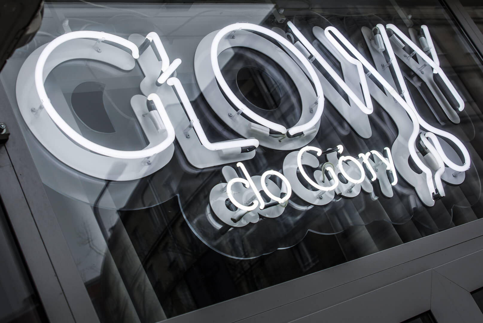 Heads Up  - neon-heads-up-up-neon-on-plexi-neon-over-the-entrance-neon-behind-the-glass-inscription-neon-inside-logo-neon-letters-neon-scissors-salon-hairdresser-warszawa-hairdresser