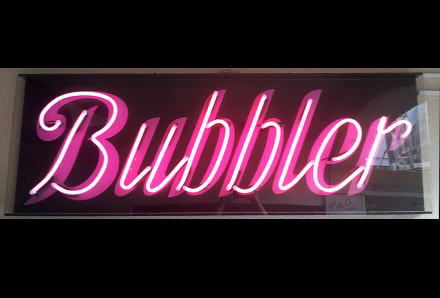 Sprudler - Bubbler - externe Leuchtreklame, über dem Eingang angebracht