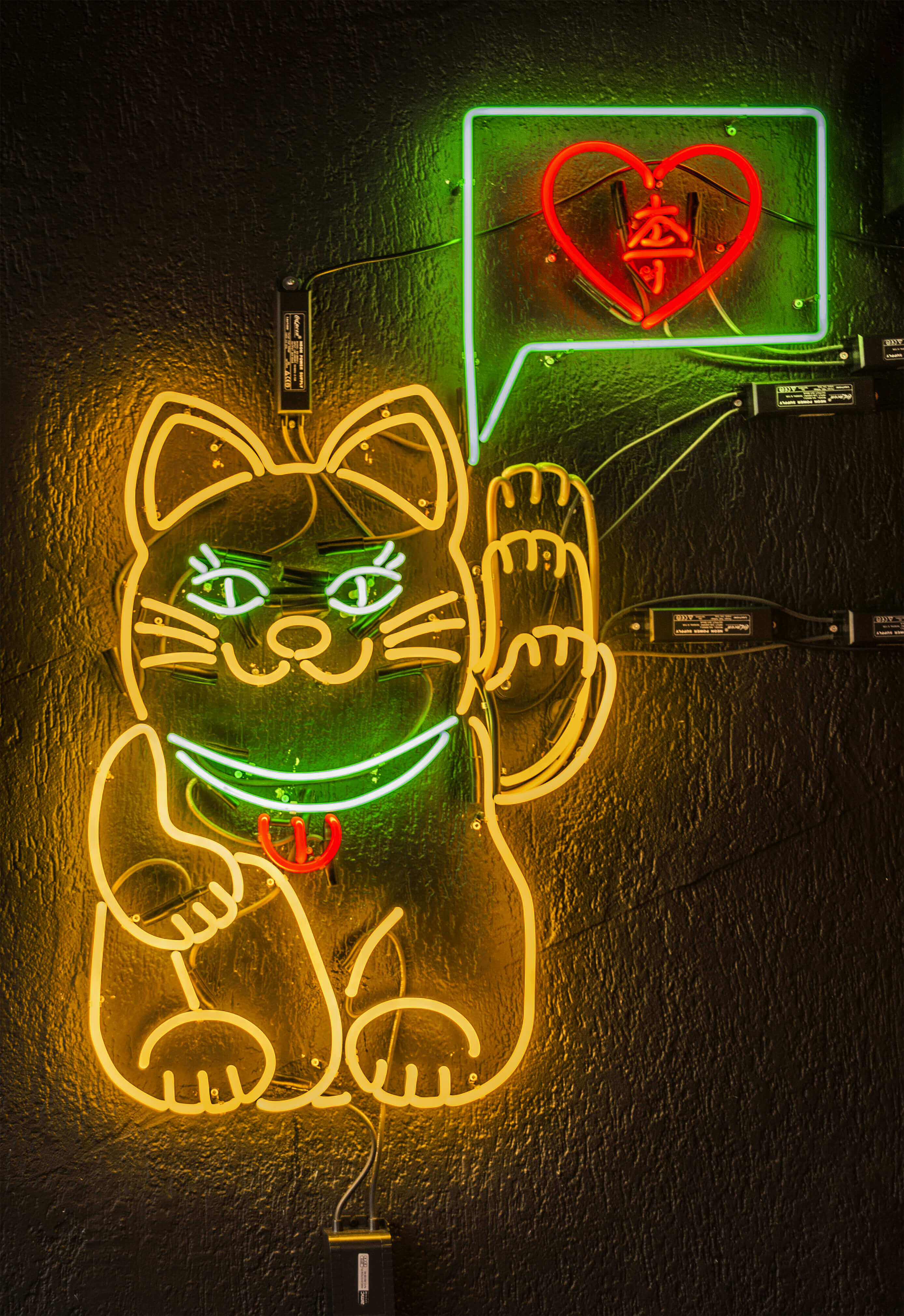 Kotek - neon-chinski-kotek-z-neonu-mrugający-neon-neon-z-przerywnikem-neon-sterownik-ruchu-neonowy-kot-kot-z-neonu-neon-na-scianie-wewnatrz-restauracji-gdansk