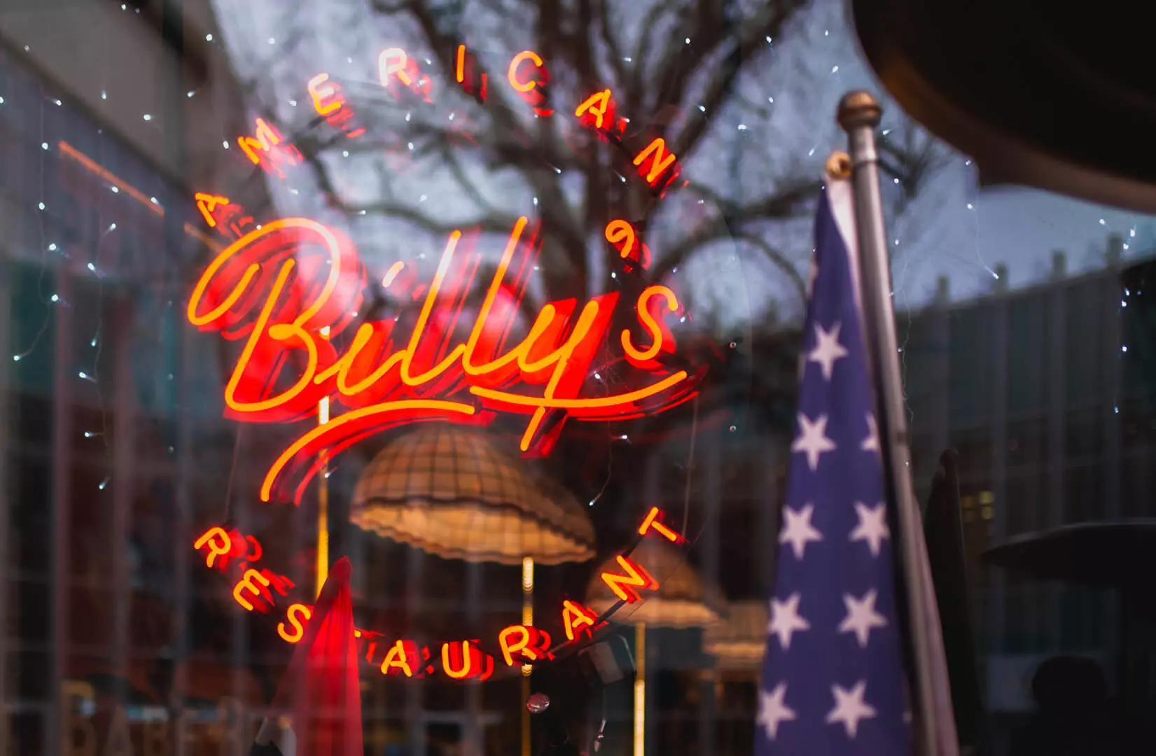 Billy's - Czerwony neon do wewnątrz w restauracji