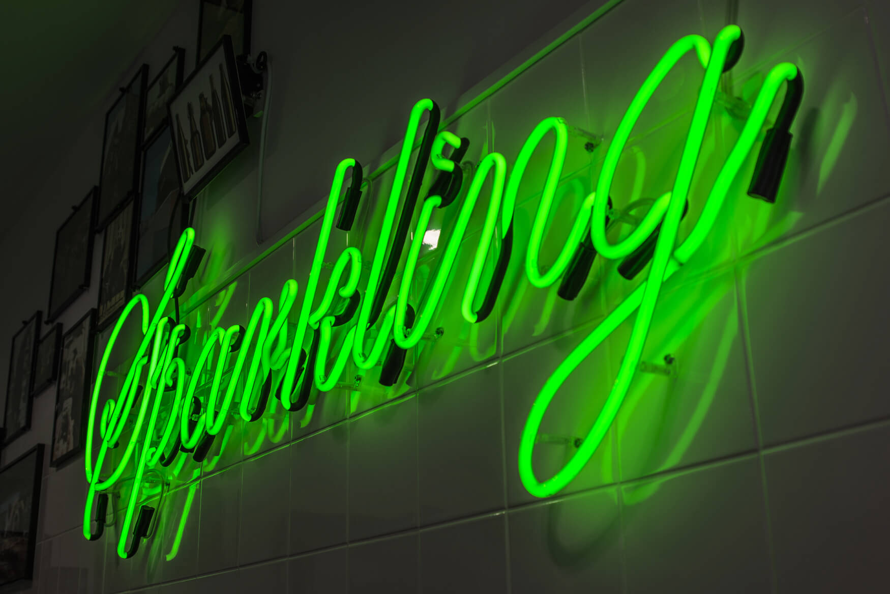 Sparkling - neon-sparkling-świecący-na-zielono-szkło-neonowe-neon-na-kafelkach-neon-na-scianie-neon-wewnatrz-restauracji-nowoczesny-litery-neonowe-napis-neonowy