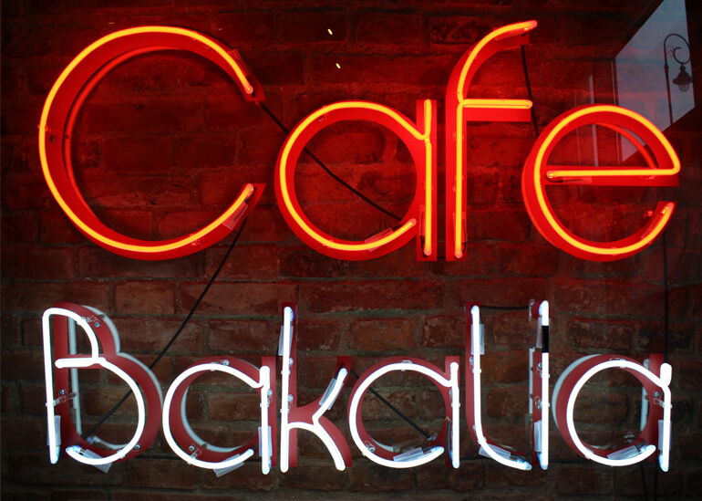 Cafe Bakalia - Cafe Bakalia - wewnętrzny neon reklamowy w kolorze czerwonym