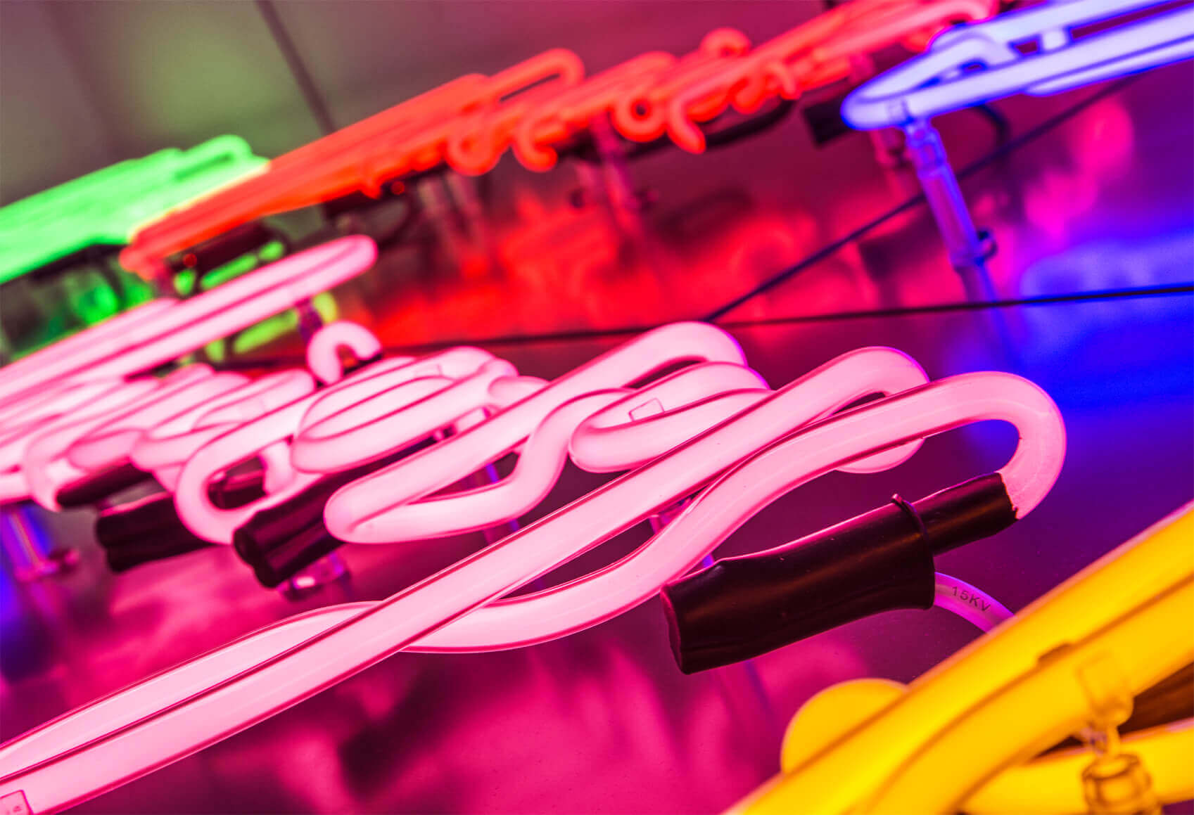Colori al neon insegne al neon campione varsavia - neon-lotnisko-warszawa-neon-on-dibon-base-neon-beverage-neon-on-glass-wall-neon-manufacturer-neon-neon-inscription-neon-colorful
