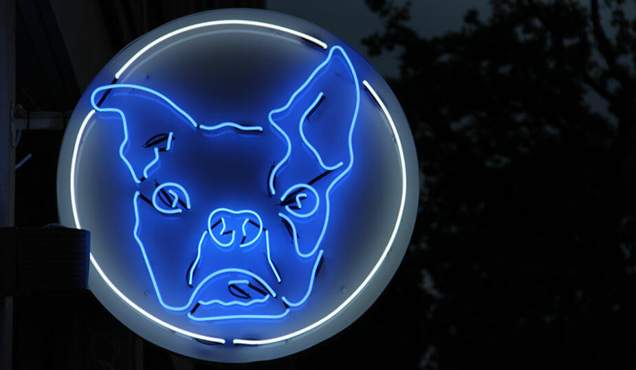 Bulldog - Bulldog - insegna al neon con logo aziendale posto sul piedistallo pubblicitario