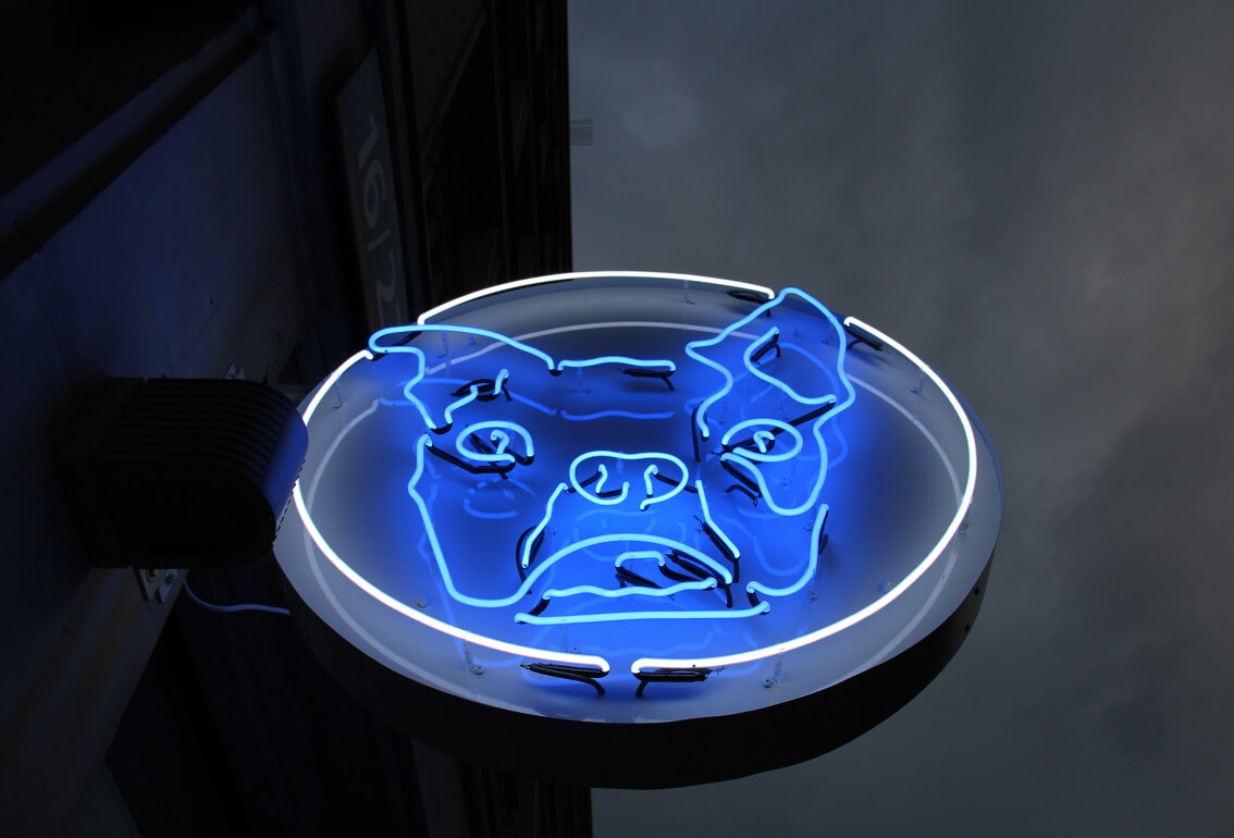 Bulldog - Bulldog - insegna al neon con logo aziendale posto sul piedistallo pubblicitario