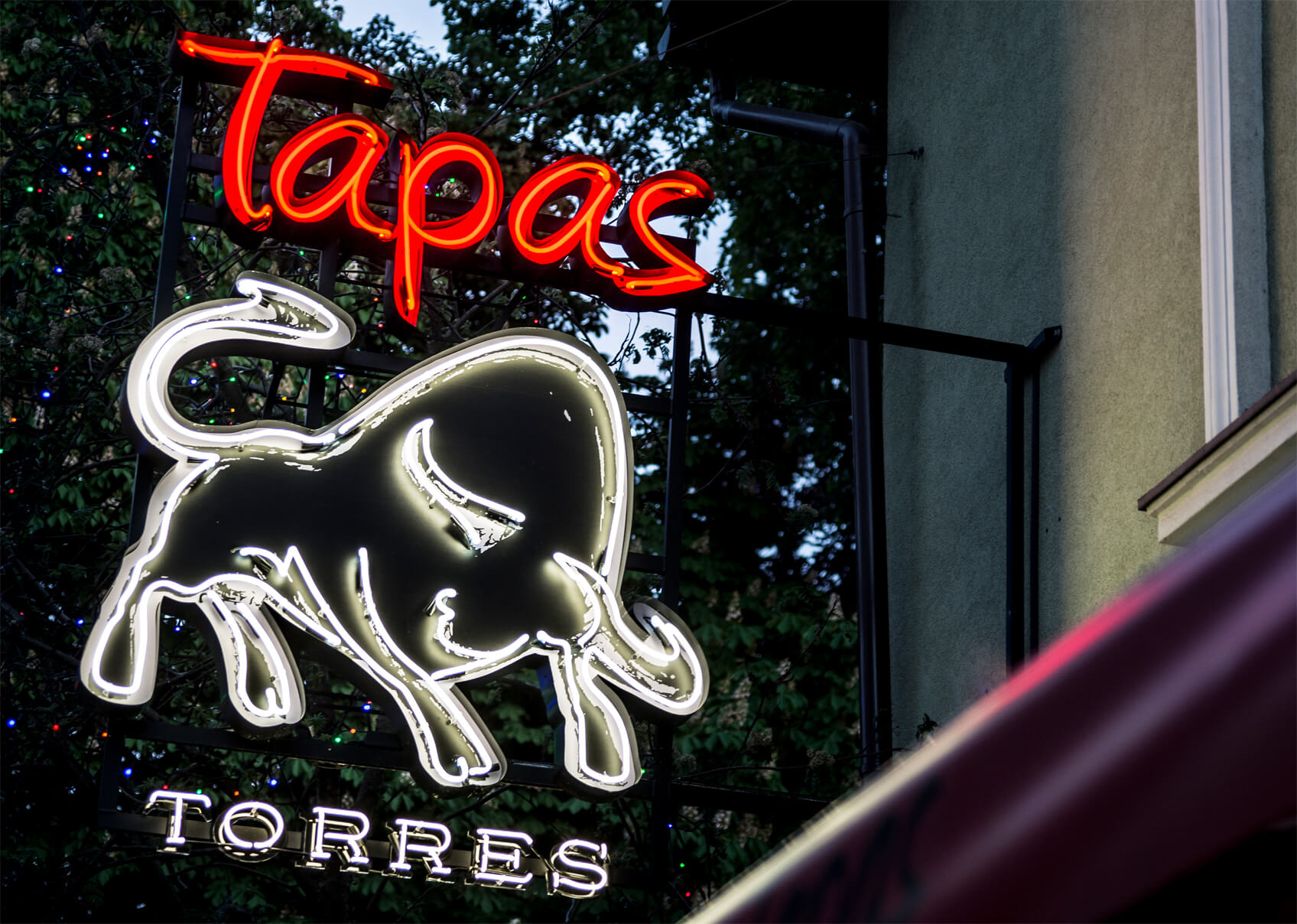 Tapas torres - neon-tapas-torres-byk-neon-über-dem-Eingang-zum-Restaurant-neon-beleuchtet-neon-räumlich-neon-in-Höhe-neon-an-einer-Säule-logo-neon-sopot-spainese-restaurant