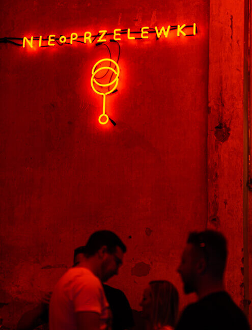 Neon non versato - insegna al neon rossa con logo