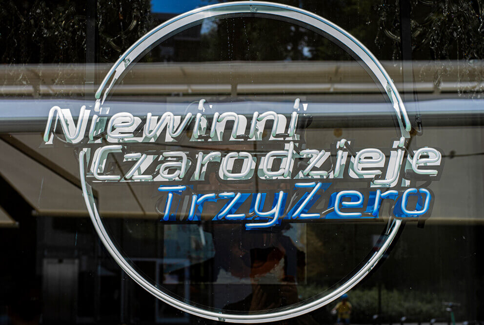 Die unschuldigen Zauberer - Neonschild für das Restaurant Innocent Sorcerers ThreeZero