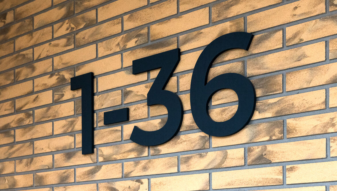 1-36-Wohnungsnummerierung-Nummern-an-der-Wand - wohnungsnummern-erhebungsnummern-identifizierung-der-gebäudeziffern-eingangsnummern
