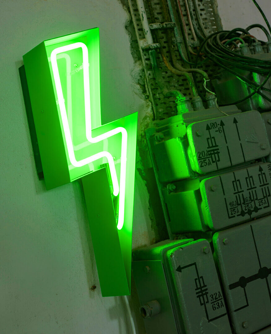 rayo-neón - lightning;neon-advertising-electro-neon-in-wall