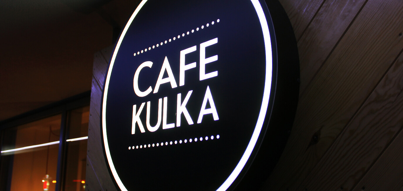 Café Kulka - Café Kulka - caja de luz redonda con el logotipo de la empresa
