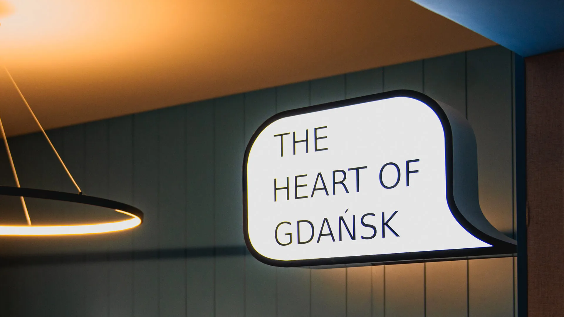 The heart of Gdańsk - biały plafon w kształcie chmurki z napisem.