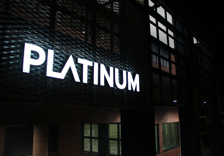 Platinum - Platinum - litery świetlne LED nad wejściem