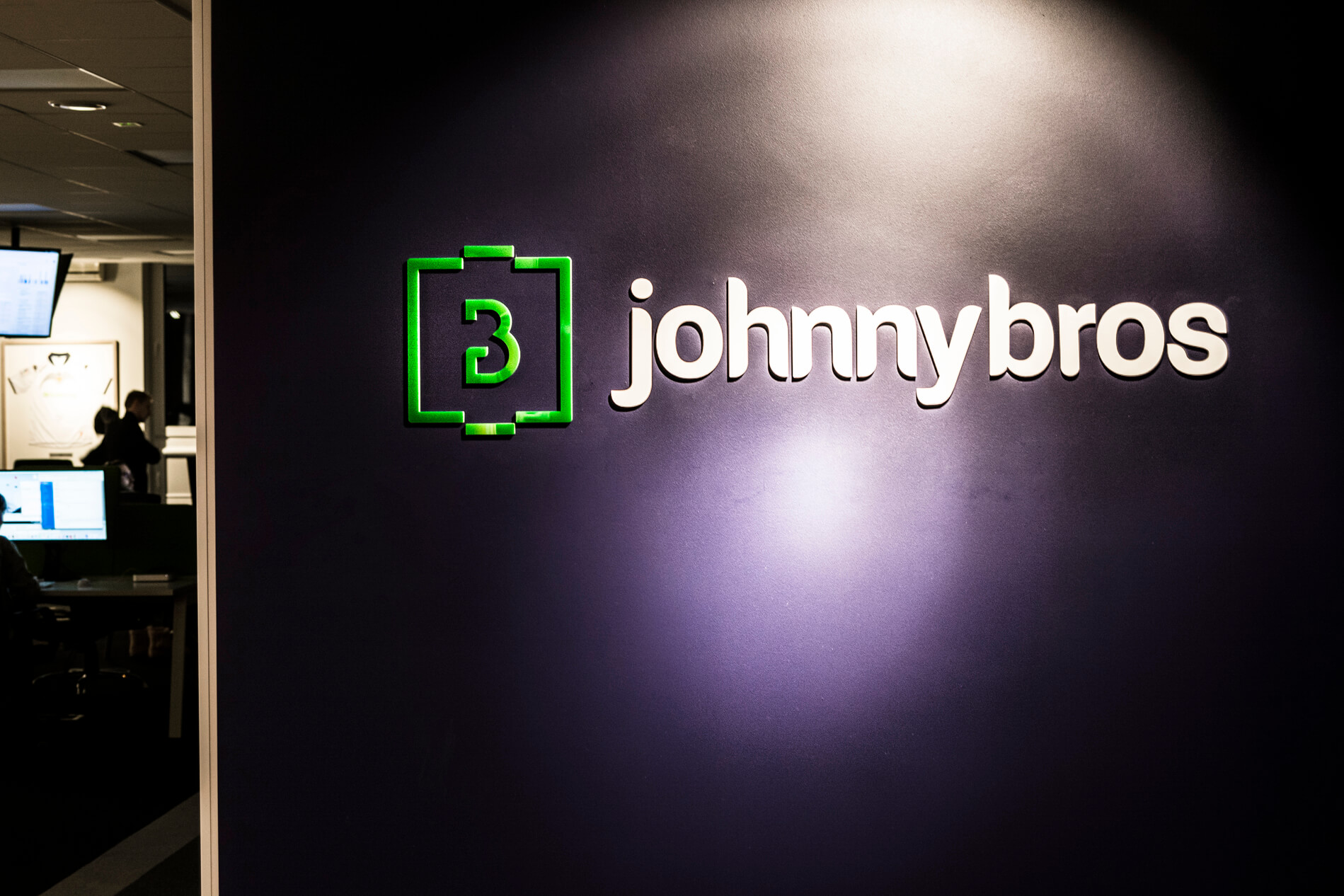 Johnnybros - Johnybros - Logo und 3D-Buchstaben aus Acryl, mit Laser geschnitten