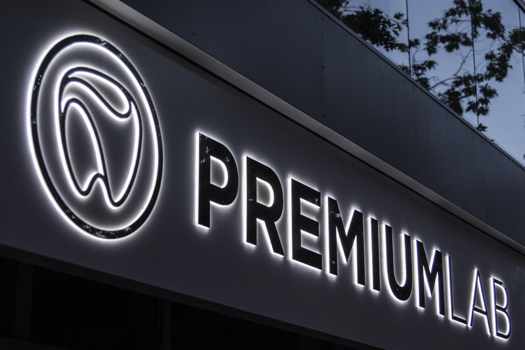 Premiumlab - Premiumlab - Firmenschild auf einer Werbekassette mit Raumbuchstaben aus Metall