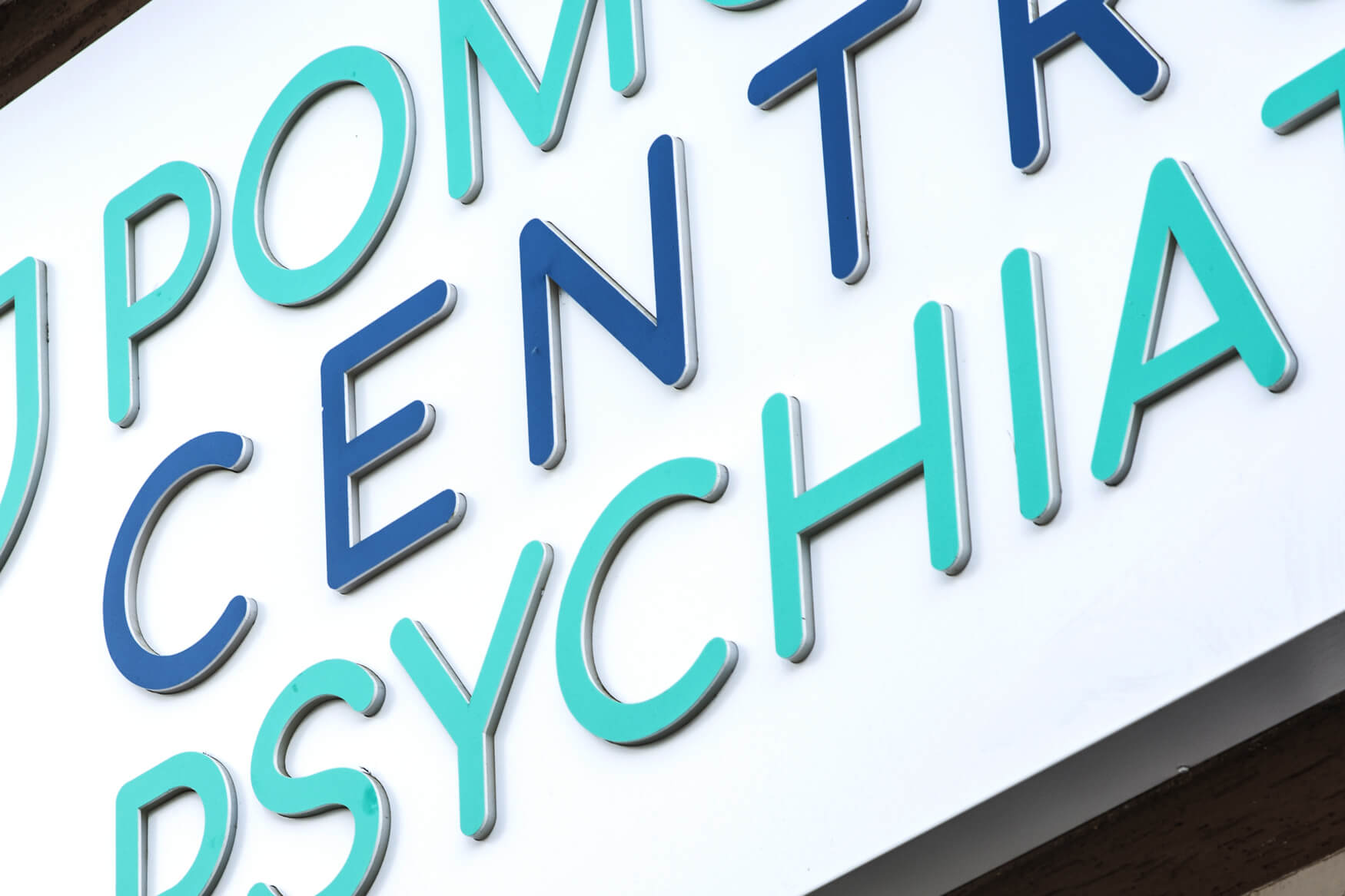 Pommersches Zentrum für Psychiatrie - Pommersches Psychiatriezentrum - leuchtende Werbekassette aus Dibond über dem Eingang