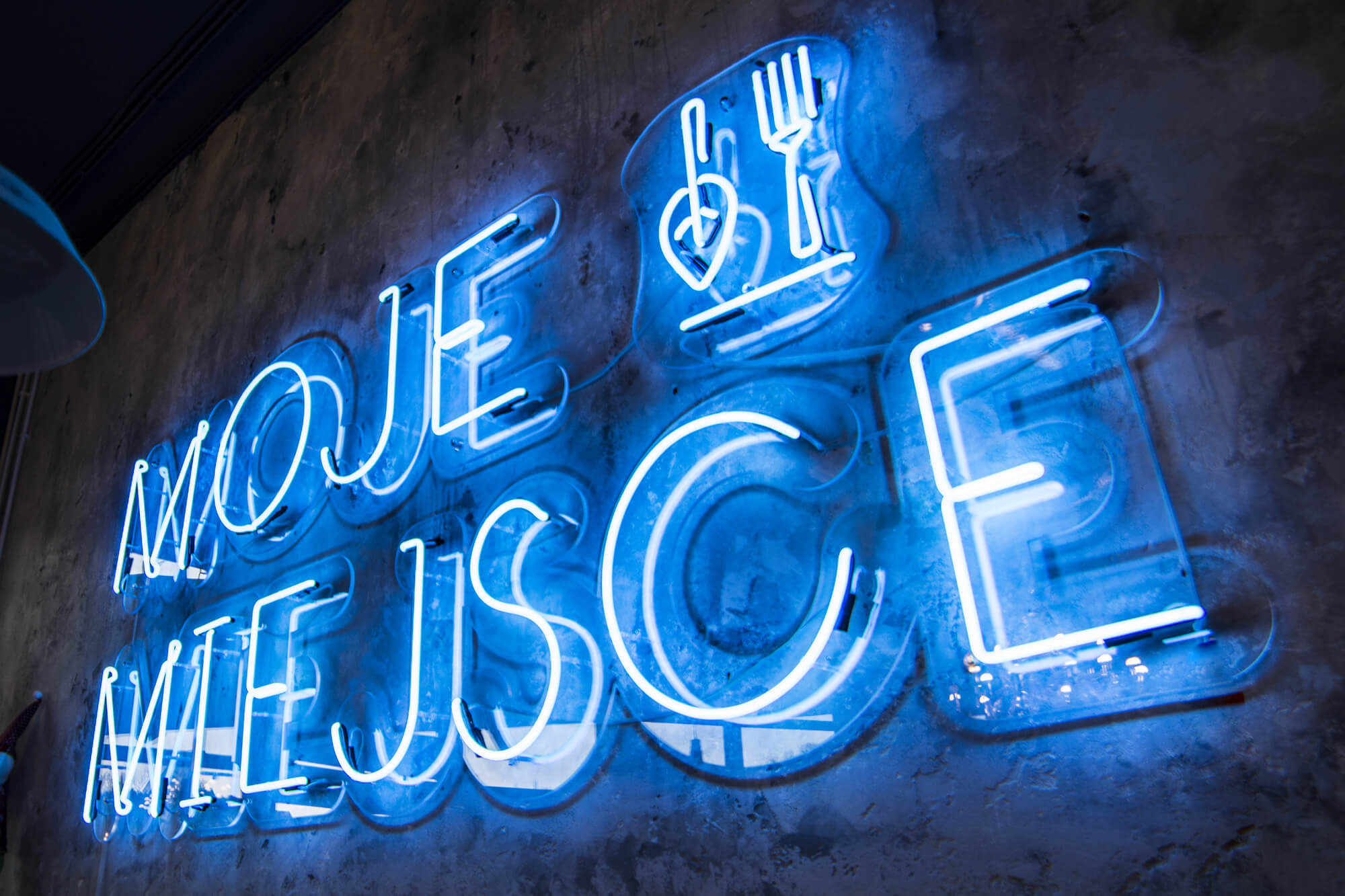 Il mio posto - my-place-neon-light-on-a-concrete-wall-neon-interior-restaurant-advertising-with-neon-logo-advertising-writing-neon-neon-letters-nen-on-order