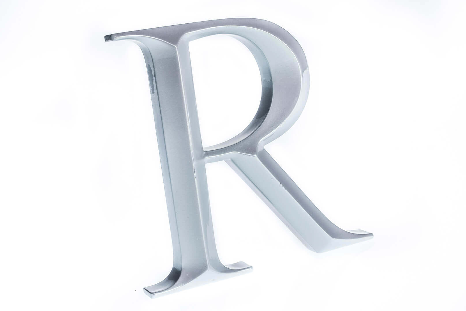 Prismatische Buchstaben - Prismatische Buchstaben aus Metall
