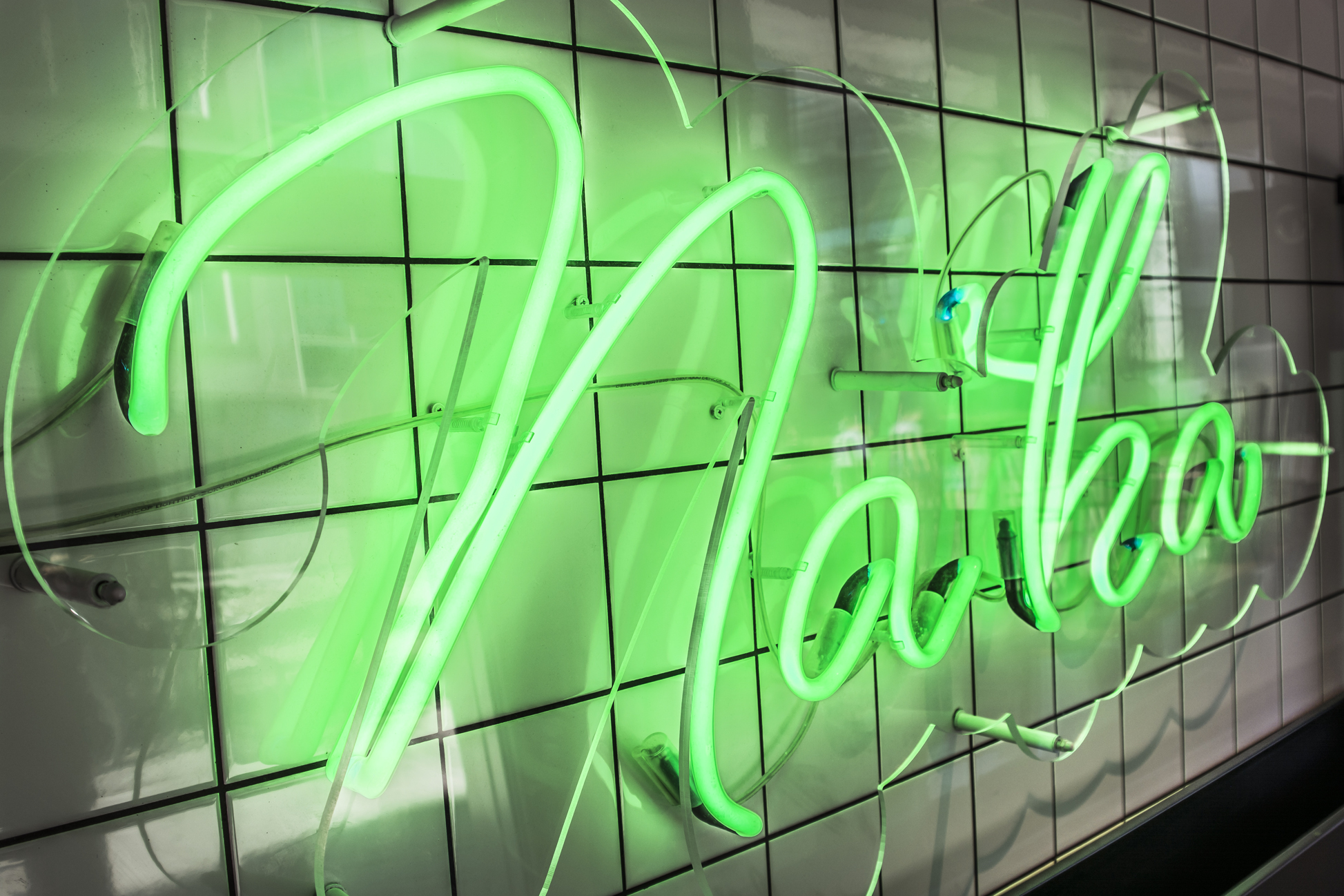 Natka - néon-natka-couleur-vert-néon-derrière-plexi-néon-intérieur-restaurant-néon-sur-le-mur avec-café-néon-sur-la-table-néon-dans-restaurant-obc-gdansk