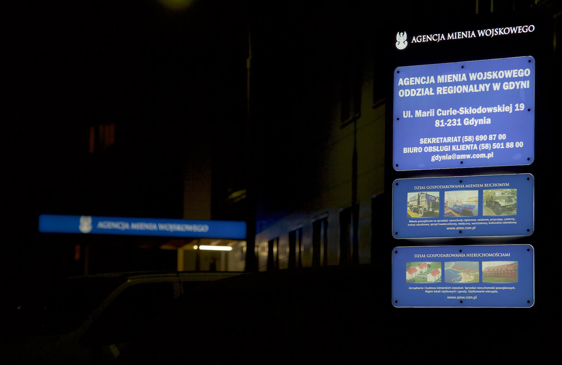 Pannelli di grande formato - Agenzia del demanio militare - Traliccio luminoso accanto all'ingresso - Agenzia del demanio militare