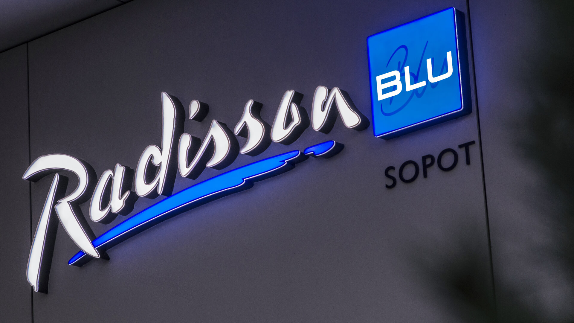 radisson-blu-logo-letters- at the entrance - radisson-blu-logo lettering at entrance-radison lettering-black-&-white