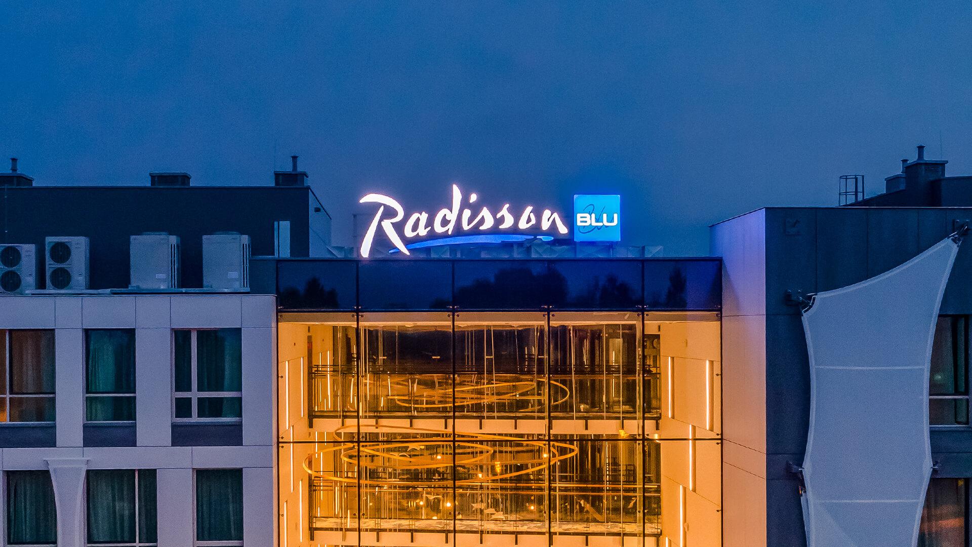 lettres-publicitaires-radisson-led-3d  - radisson-publicité-littérature-led-3d-led-letters-logo-radisson-poland-sopot-3d-chanel-letters
