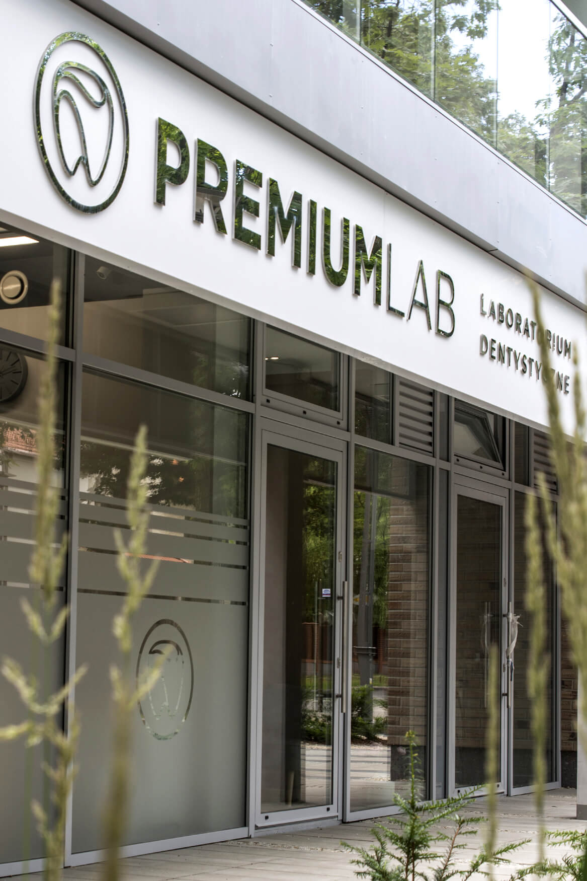 Premiumlab - Premiumlab - rótulo de empresa colocado en un cofre publicitario con letras metálicas espaciales