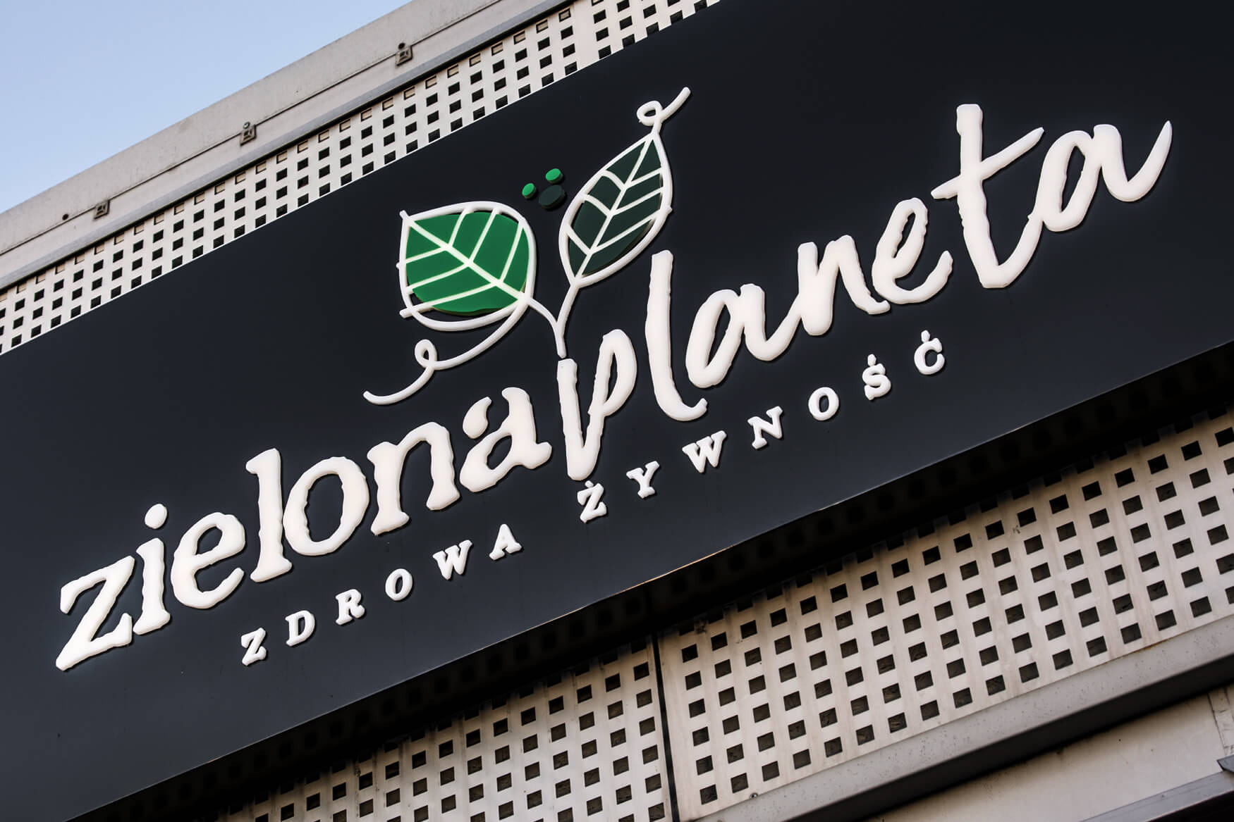 grüner Planet - Zielona Planeta - beleuchtete Werbekassette mit Raumbuchstaben und Logo